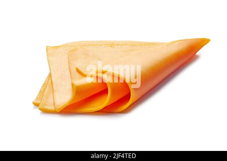 Drei Scheiben roter Cheddar-Käse auf weißem Hintergrund Stockfoto