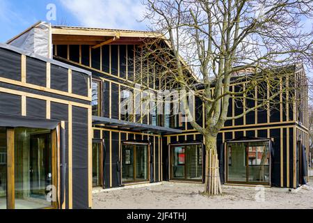 Ein einfaches, modernes, zweistöckiges privates Holzhaus im Bau, blauer Himmel im Hintergrund Stockfoto