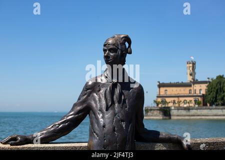 Am See Blick auf Schloss Montfort in Langenargen am Bodensee, Baden-Württemberg, Deutschland. Stockfoto