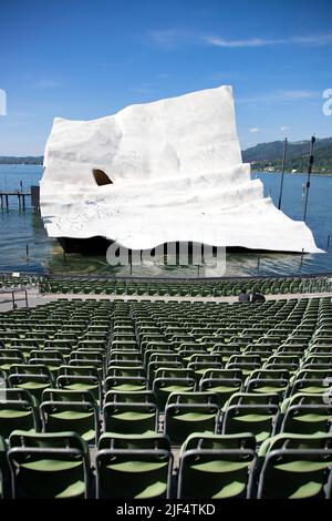 Schwimmende Bühne von Bregenz mit leeren Zuschauerstühlen Stockfoto