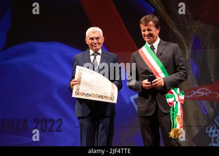 Bergamo, Italien. 29.. Juni 2022. Giorgio Gori, Major von Bergamo und Ferrucci Rota, Präsident des Stadtrands, während der Zeremonie während der Verleihung der Goldmedaille und der bürgerlichen Verdienste an Sofia Goggia, Nachrichten in Bergamo, Italien, Juni 29 2022 Quelle: Independent Photo Agency/Alamy Live News Stockfoto