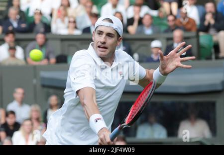 London, Großbritannien. 29.. Juni 2022. Der Amerikaner John Isner ist am dritten Tag der Wimbledon-Meisterschaften 2022 in London am Mittwoch, den 29. Juni 2022, gegen den Briten Andy Murray im Einsatz. Foto von Hugo Philpott/UPI Credit: UPI/Alamy Live News Stockfoto