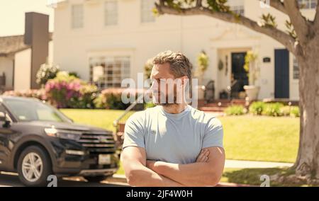 Immobilienhändler im Freien am Haus und Auto Stockfoto