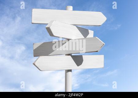 Blank weißer Wegweiser mit blauem Himmel und weißem Wolkenhintergrund. Wählen Sie das richtige Konzept. Modell, Vorlage Stockfoto