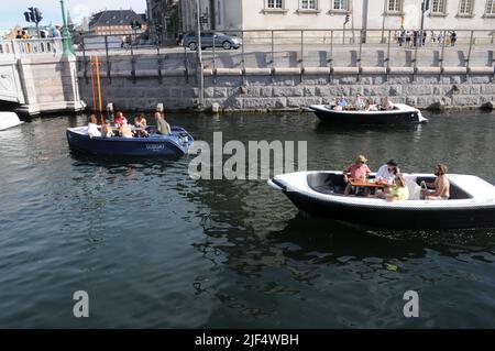 Kopenhagen /Dänemark/29 June 2022/Boote segeln im Kopenhagener Kanal und fahren unter Hojbro-Brücke aus dem dänischen parlament von christiansborg (Foto..Francis Dean/Dean Picturs. Stockfoto