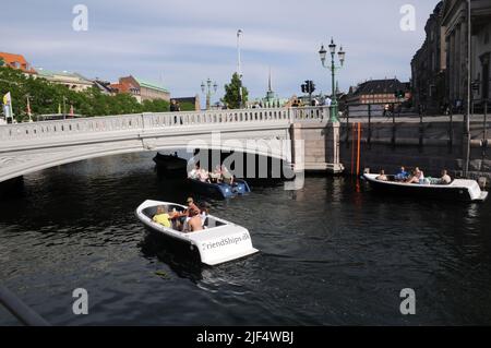 Kopenhagen /Dänemark/29 June 2022/Boote segeln im Kopenhagener Kanal und fahren unter Hojbro-Brücke aus dem dänischen parlament von christiansborg (Foto..Francis Dean/Dean Picturs. Stockfoto