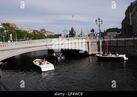 Kopenhagen /Dänemark/29 June 2022/Boote segeln im Kopenhagener Kanal und fahren unter Hojbro-Brücke aus dem dänischen parlament von christiansborg (Foto..Francis Dean/Dean Picturs. Stockfoto