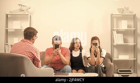 Psychologe geben Familientherapie für Telefon süchtig Papa Mutter und Tochter Mädchen, Beziehung Stockfoto