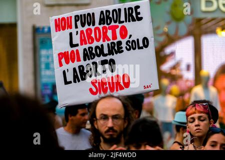 In Neapel flashen Massen von Solidarität und Protest gegen die Entscheidung des Obersten Gerichtshofs der USA, das Recht auf Abtreibung effektiv zu verweigern Stockfoto