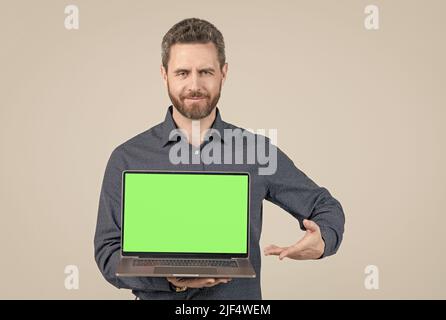 Webinar pc-Werbung. Geschäftsmann präsentiert Produkt. Präsentation auf Computer. Stockfoto