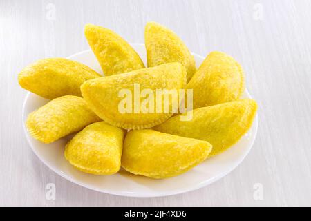 Kolumbianische Empanada, Weizenmehlteig gefüllt mit Fleisch und serviert mit würziger Sauce, typisch für kolumbien, Südamerika Stockfoto