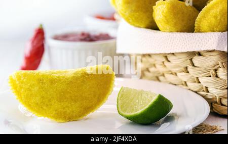 Kolumbianische Empanada, Weizenmehlteig gefüllt mit Fleisch und serviert mit würziger Sauce, typisch für kolumbien, Südamerika Stockfoto