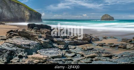 Der weitläufige, 1,5 km lange Strand am Trebarwith Strand an der Nordküste von Cornwall kann nur bei Ebbe erreicht werden. Stockfoto