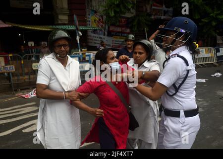 Kalkutta, Westbengalen, Indien. 29.. Juni 2022. 29. Juni 2022, Kalkutta, Indien: Die Polizei verhaftet Aktivisten des Socialist Unity Center of India (SUCI) während ihrer Massenrechtsverletzung-Kundgebung gegen die neuen radikalen Pläne der Zentralregierung. Sie protestierten auch gegen die Unfähigkeit der Landesregierung, die freien Stellen in den Regierungssektoren wie Gesundheit und Bildung zu rekrutieren. Dieser Protest führte zu einem heftigen Zusammenstoß zwischen Polizeipersonal und Demonstranten. Am 29. Juni 2022 in Kalkutta, Indien. (Foto von Sukhomoy Sen/ Eyepix Group (Bild: © Sukhomoy sen/eyepix via ZUMA Press Wire) Stockfoto