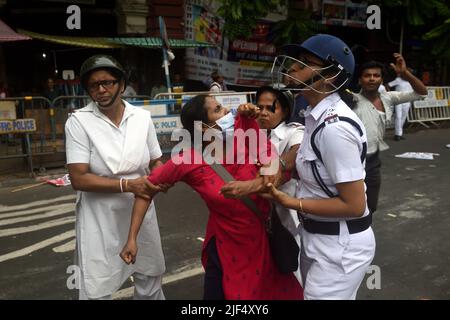 Kalkutta, Westbengalen, Indien. 29.. Juni 2022. 29. Juni 2022, Kalkutta, Indien: Die Polizei verhaftet Aktivisten des Socialist Unity Center of India (SUCI) während ihrer Massenrechtsverletzung-Kundgebung gegen die neuen radikalen Pläne der Zentralregierung. Sie protestierten auch gegen die Unfähigkeit der Landesregierung, die freien Stellen in den Regierungssektoren wie Gesundheit und Bildung zu rekrutieren. Dieser Protest führte zu einem heftigen Zusammenstoß zwischen Polizeipersonal und Demonstranten. Am 29. Juni 2022 in Kalkutta, Indien. (Foto von Sukhomoy Sen/ Eyepix Group (Bild: © Sukhomoy sen/eyepix via ZUMA Press Wire) Stockfoto