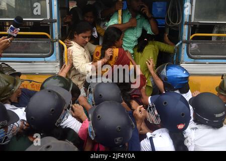 Kalkutta, Westbengalen, Indien. 29.. Juni 2022. 29. Juni 2022, Kalkutta, Indien: Die Polizei verhaftet Aktivisten des Socialist Unity Center of India (SUCI) während ihrer Massenrechtsverletzung-Kundgebung gegen die neuen radikalen Pläne der Zentralregierung. Sie protestierten auch gegen die Unfähigkeit der Landesregierung, die freien Stellen in den Regierungssektoren wie Gesundheit und Bildung zu rekrutieren. Dieser Protest führte zu einem heftigen Zusammenstoß zwischen Polizeipersonal und Demonstranten. Am 29. Juni 2022 in Kalkutta, Indien. (Foto von Sukhomoy Sen/ Eyepix Group (Bild: © Sukhomoy sen/eyepix via ZUMA Press Wire) Stockfoto