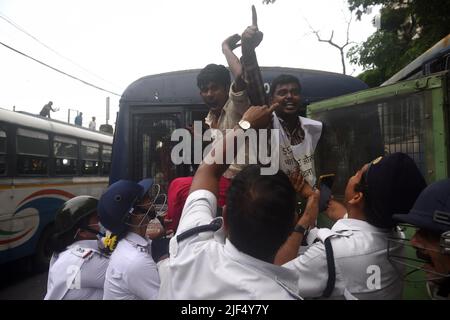 Kalkutta, Westbengalen, Indien. 29.. Juni 2022. 29. Juni 2022, Kalkutta, Indien: Die Polizei verhaftet Aktivisten des Socialist Unity Center of India (SUCI) während ihrer Massenrechtsverletzung-Kundgebung gegen die neuen radikalen Pläne der Zentralregierung. Sie protestierten auch gegen die Unfähigkeit der Landesregierung, die freien Stellen in den Regierungssektoren wie Gesundheit und Bildung zu rekrutieren. Dieser Protest führte zu einem heftigen Zusammenstoß zwischen Polizeipersonal und Demonstranten. Am 29. Juni 2022 in Kalkutta, Indien. (Foto von Sukhomoy Sen/ Eyepix Group (Bild: © Sukhomoy sen/eyepix via ZUMA Press Wire) Stockfoto