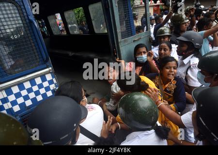 Kalkutta, Westbengalen, Indien. 29.. Juni 2022. 29. Juni 2022, Kalkutta, Indien: Die Polizei verhaftet Aktivisten des Socialist Unity Center of India (SUCI) während ihrer Massenrechtsverletzung-Kundgebung gegen die neuen radikalen Pläne der Zentralregierung. Sie protestierten auch gegen die Unfähigkeit der Landesregierung, die freien Stellen in den Regierungssektoren wie Gesundheit und Bildung zu rekrutieren. Dieser Protest führte zu einem heftigen Zusammenstoß zwischen Polizeipersonal und Demonstranten. Am 29. Juni 2022 in Kalkutta, Indien. (Foto von Sukhomoy Sen/ Eyepix Group (Bild: © Sukhomoy sen/eyepix via ZUMA Press Wire) Stockfoto