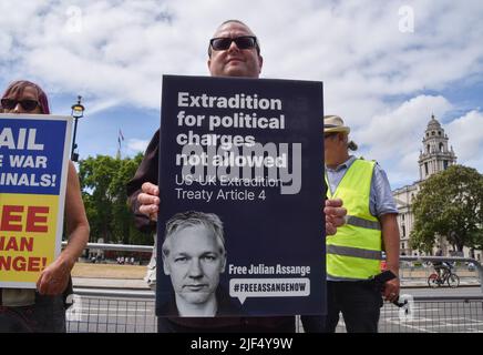 London, Großbritannien. 29.. Juni 2022. Anhänger von Julian Assange versammelten sich vor dem Parlament, um gegen die Auslieferung des WikiLeaks-Gründers an die USA zu protestieren. Kredit: Vuk Valcic/Alamy Live Nachrichten Stockfoto