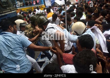 Kalkutta, Westbengalen, Indien. 29.. Juni 2022. 29. Juni 2022, Kalkutta, Indien: Die Polizei verhaftet Aktivisten des Socialist Unity Center of India (SUCI) während ihrer Massenrechtsverletzung-Kundgebung gegen die neuen radikalen Pläne der Zentralregierung. Sie protestierten auch gegen die Unfähigkeit der Landesregierung, die freien Stellen in den Regierungssektoren wie Gesundheit und Bildung zu rekrutieren. Dieser Protest führte zu einem heftigen Zusammenstoß zwischen Polizeipersonal und Demonstranten. Am 29. Juni 2022 in Kalkutta, Indien. (Foto von Sukhomoy Sen/ Eyepix Group (Bild: © Sukhomoy sen/eyepix via ZUMA Press Wire) Stockfoto