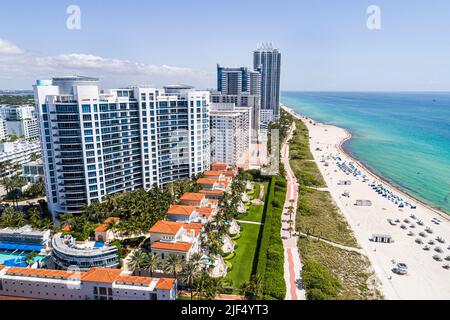 Miami Beach, Florida, Luftaufnahme von oben, öffentlicher Strand an der Atlantikküste, Eigentumswohnungsgebäude am Strand, Bath Club Stockfoto
