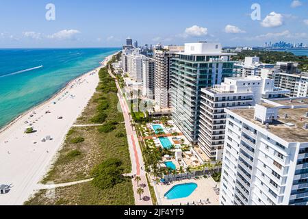 Miami Beach, Florida, Luftaufnahme von oben, öffentlicher Strand am Atlantik an der Küste, direkt am Strand gelegene Wohngebäude am Strand, Corinthian Stockfoto