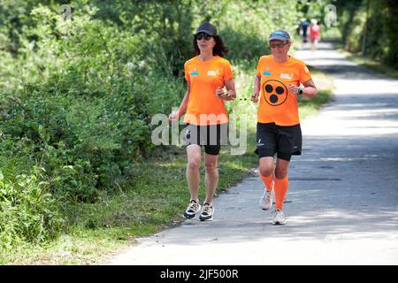 Sehbewehrte Joggerin mit ihrer weiblichen Laufguide. In einigen werden Laufguides for bilinde and sehbeeintraechtigte Laeuferinnen ausgestellt Stockfoto