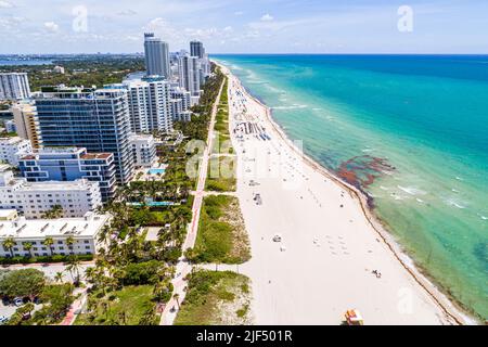 Miami Beach Florida, Luftaufnahme von oben, Wohngebäude am Strand am Meer, Atlantikküste am öffentlichen Strand Stockfoto