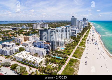 Miami Beach Florida, Luftaufnahme von oben, Wohngebäude am Strand am Meer, Atlantikküste am öffentlichen Strand Stockfoto