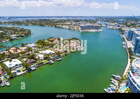 Miami Beach Florida, Luftaufnahme von oben, Indian Creek Biscayne Bay Allison Island La Gorce Island City Skyline, Villen Anwesen Häuser Haus Stockfoto