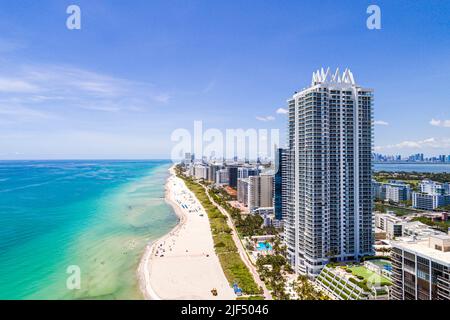 Miami Beach Florida, Luftaufnahme von oben, Wohngebäude am Strand am Meer, Atlantikküste am öffentlichen Strand Stockfoto