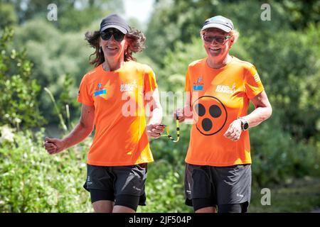 Sehbewehrte Joggerin mit ihrer weiblichen Laufguide. In einigen werden Laufguides for bilinde and sehbeeintraechtigte Laeuferinnen ausgestellt Stockfoto