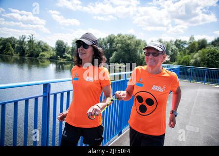 Sehbewehrte Joggerin mit ihrer weiblichen Laufguide. In einigen werden Laufguides for bilinde and sehbeeintraechtigte Laeuferinnen ausgestellt Stockfoto