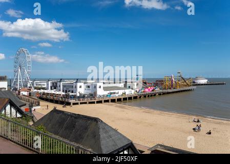 Clacton Pier, der sich in die Nordsee vor Clacton on on Sea, Essex, Großbritannien, erstreckt. Gunfleet Sands Offshore-Windpark am Horizont Stockfoto