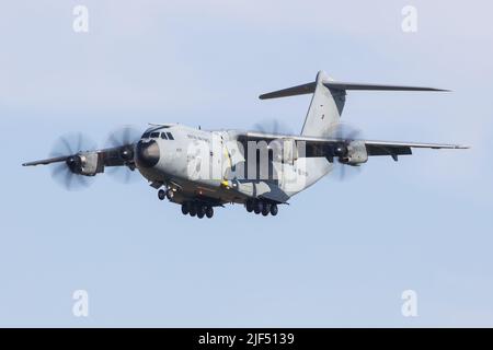 Ein militärisches Frachtflugzeug der Royal Air Force Airbus A400M, das vor blauem Himmel in Graz in Österreich landet Stockfoto