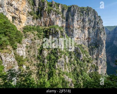 Enger, prekärer Pfad, der in die schiere Felswand hinter dem Kloster Agia Paraskevi hoch über der Vikos-Schlucht in der Region Zagori in Griechenland eingehauen ist Stockfoto