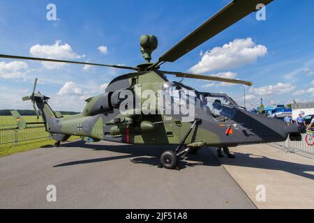 Ein Eurocopter Tiger Kampfhubschrauber am Vorfeld einer Ausstellung Stockfoto