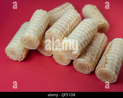 Waffelrollen. Süßwaren. Kekse zum Tee. Auswahl an Waffeln. Produkt mit Füllung innen. Keine Diät-Lebensmittel Stockfoto