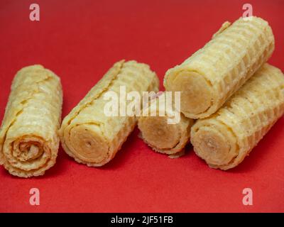 Waffelrollen. Süßwaren. Kekse zum Tee. Auswahl an Waffeln. Produkt mit Füllung innen. Keine Diät-Lebensmittel Stockfoto