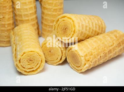 Waffelrollen. Süßwaren. Kekse zum Tee. Auswahl an Waffeln. Produkt mit Füllung innen. Keine Diät-Lebensmittel Stockfoto