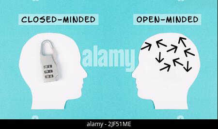 Silhouette von zwei Menschen, ein Mann ist verschlossen mit einem Schloss in seinem Kopf, im Gegensatz zu der Person mit dem offenen Gehirn, andere Denkweise Stockfoto