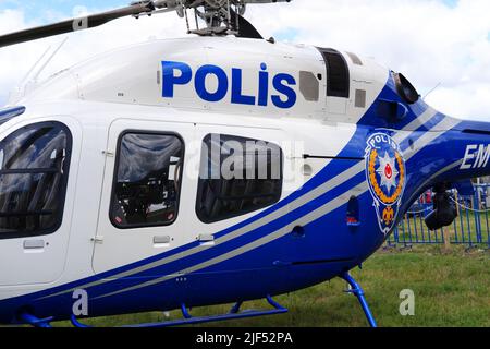 Der türkische Polizeihubschrauber landete auf Gras im Freien Stockfoto