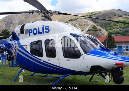 Der türkische Polizeihubschrauber landete auf Gras im Freien Stockfoto