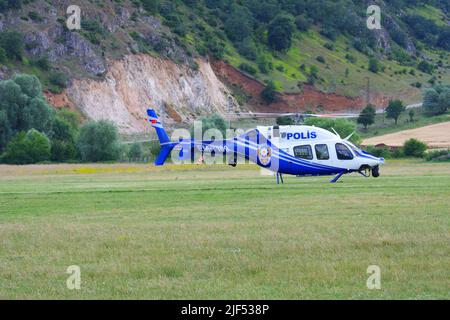Der türkische Polizeihubschrauber landete an einem sonnigen Tag auf grünem Gras Stockfoto