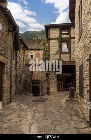 Historische Gebäude in der Gemeinde Sainte-Enimie, Gorges du Tarn Causses, Ozitanien, Frankreich Stockfoto