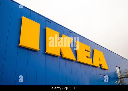 Krakau, Polen - 26. April 2022: Riesige Geschäftsmöbel ikea Banner Store.Gelber Text. IKEA-Zeichen. Stockfoto