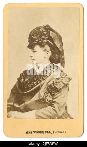 Antike, um 1870s Carte de Visite von Victoria Woodhull. Victoria Claflin Woodhull (1838-1927) war eine amerikanische Führerin der Frauenwahlbewegung, die bei den Wahlen 1872 für die Präsidentin der Vereinigten Staaten kandidierte. QUELLE: ORIGINAL PHOTOGRAPHIC CARTE DE VISITE Stockfoto