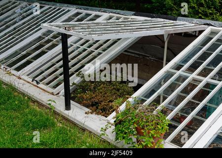 Ein kleines Gewächshaus aus Hausfensterrahmen im Garten am Lyman Estate und Gewächshaus geöffnet. Waltham, Massachusetts, USA. Stockfoto