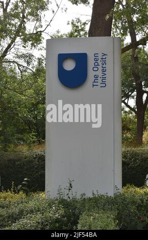 Hinweis auf dem Open University Campus in Milton Keynes. Stockfoto