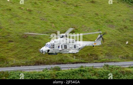 Die Royal Netherlands Navy fliegt dort NH90 den Mach Loop in wales. In N318 Flugzeugen. Das Flugzeug befindet sich derzeit bei RNAS Culdrose. Stockfoto